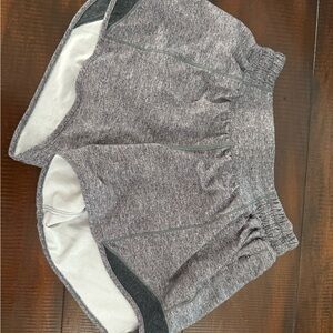 Lululemon Athletica hotty hot 2.5” shorts heathered black